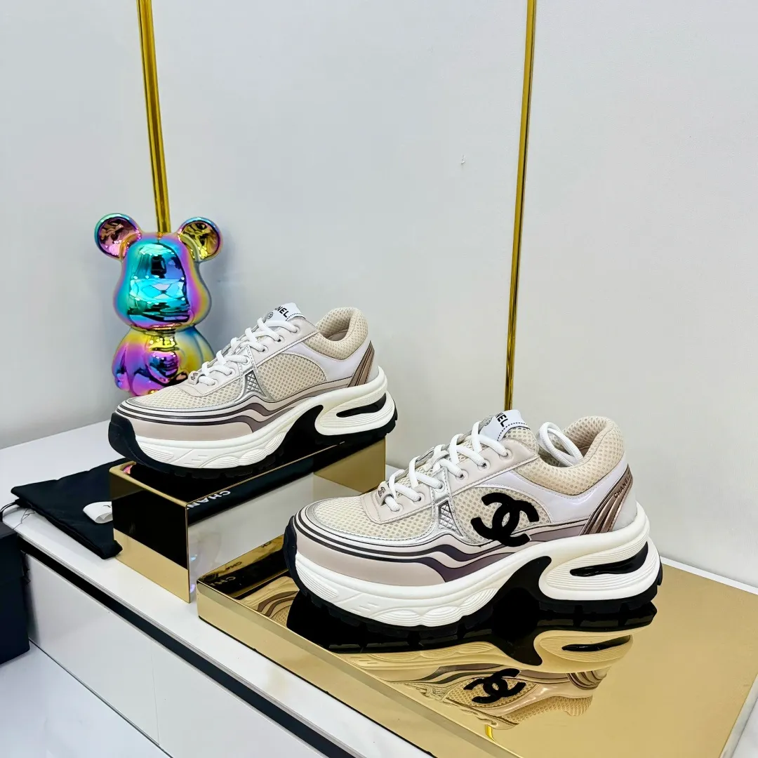 👟👟Ex-factory price 680👟👟 Upgraded version, upgraded version, upgraded version! No rebuttal accepted! ! ! ! Chanel Chanel panda shoes! 2025 counter's top casual sports shoes. This classic design; the upper is electro-embroidered with a variety of techniques; the outsole is fashionable and sporty; the unusual inclusion of a variety of color matching elements... The diversified mix and match is very good-looking and versatile, and can be used for leisure, fashion, sports, and outdoor... ꫛꫀꪝ Go➫ Materials: ❶Upper made of: original imported first-layer silk cowhide + original waterproof cloth + original first-layer cowhide ❷Inner lining: Original Yangli+Net ❸Outsole based on: Original TPU combination outsole Counter boutique packaging complete set for women 35–41 👉 👉 👉 👉